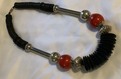 "Collar grande barbudo naranja, negro y plata 22"" L (1693)" Foto 1 de 2