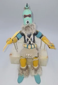 Guerriero Zuni con colibrì Kachina di H Begay 12 pollici firmato seduto vintage - Foto 1 di 13