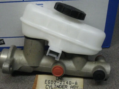 Instalación de cilindro maestro de freno Ford E6DZ-2140-A (Taurus / Sable 1986-1988) Foto 1 de 2