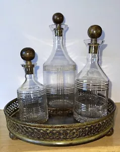 3 decanter e tappi con vassoio dall'India fermi e vassoio in metallo vintage da collezione - Foto 1 di 13