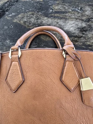 Bolso de mano Charlie de cuero sintético tostado Foto 1 de 4