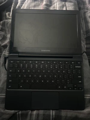 Chromebook Samsung XE500C13 11,6 pulgadas  Portátil Intel Celeron 4 GB RAM 16 GB SSD Foto 1 de 2