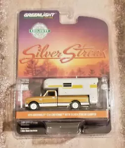 Greenlight 1970 Chevy C10 Cheyenne con Camper 1:64 Diecast Pickup Striscia Argento - Foto 1 di 5