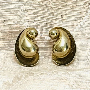Gold Tone Clip On Chunky Paisley Wave Teardrop Crescent Kidney Shaped Vtg HTF - Picture 1 of 7