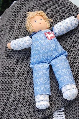 WESTFALENSTOFFE Puppe Schlenker-Puppe blau/weiß mit Schafwolle gestopft NEU - Bild 1 von 4