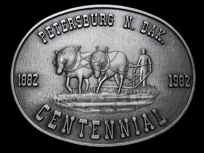 MB11143 *NOS* VINTAGE 1982 **PETERSBURG N. DAK. CENTENARIO** HEBILLA CABALLOS ARADO Foto 1 de 2
