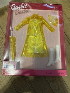 Barbie Fashion Avenue Yellow Raincoat Umbrella 50483 Original Box Toys R Us Exc - Picture 1 of 3