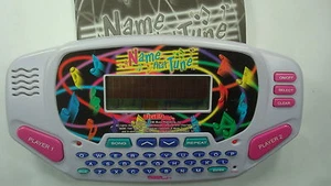 Juego electrónico portátil Name That Tune probado funcionando - Imagen 1 de 10