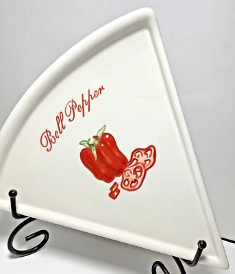 Plato Pottery Barn Pizza Buono Rojo Pimiento Blanco 10" Lados Triángulo Repujado Foto 1 de 4
