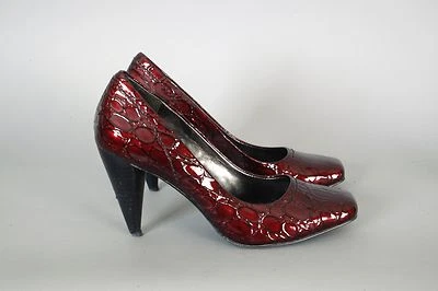 Zapatos de tacón DKNY Donna Karen: 7: charol rojo cocodrilo en relieve Foto 1 de 4