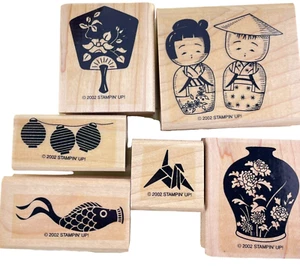 Stampin Up REGALI DALL'ORIENTE Set Kokeshi Bambola Vaso Lanterna Origami Koi Gru - Foto 1 di 6