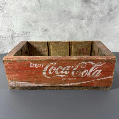 ВИНТАЖНЫЙ ДЕРЕВЯННЫЙ ЯЩИК ДЛЯ БУТЫЛОК Enjoy Coca-Cola БЕЛЫЙ НА КРАСНОМ ДЕРЕВЯННОМ ПОДНОСЕ ДЛЯ КОКА-КОЛЫ - Изображение 1 из 4