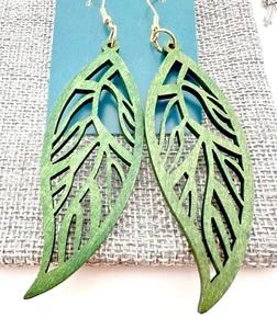 Pendientes de madera de hoja cortada con láser teñidos de hoja perenne - Imagen 1 de 2