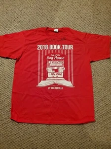 "Camiseta de gira de libros 2018 ""Out of the Dog House"" autografiada por Dick Portillo ¡BONITA! - Imagen 1 de 5