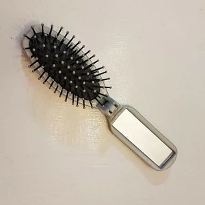 Avon Faltkissenbürste Nylonborsten mit Spitzen Spiegel Grau Kunststoff Haarpflege - Bild 1 von 4