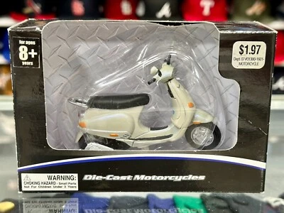 1/18 Vespa Motorcycle Creme Maisto Diecast Model Bike - Image 1 of 2