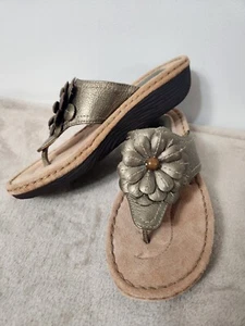 Clarks Artisan Women's Leather Flip Flop Sandals With Flower- Size 8M - Gold - Picture 1 of 14