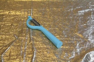 Tupperware New Beautiful Vertical Peeler Aqua Color - Picture 1 of 3