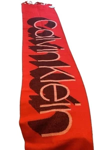 Bufanda de Calvin Klein para hombre nueva con etiquetas en rojo grande logotipo deletreado - Imagen 1 de 3