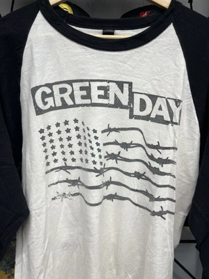 Camiseta Raglán Banda Punk Rock Americana Día Verde Y2K Talla Mediana Foto 1 de 4