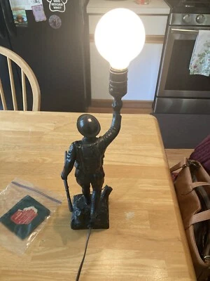 Lámpara Spirit of the American Doughboy E.M. VIQUESNEY de la Primera Guerra Mundial circa 1922-1925 funcionando Foto 1 de 4