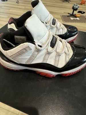 Размер 8,5 Air Jordan 11 ретро низкие мужские кроссовки белый/красный/черный AV2187-160 - Изображение 1 из 4