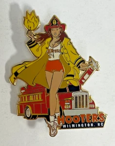 WILMINGTON NC FLAMINGTON HOT SEXY HOOTERS BOMBERO NIÑA CON PASADOR DE SOLAPA DE CAMIÓN DE BOMBEROS - Imagen 1 de 2