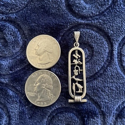 Colgante Símbolos Jeroglíficos Cartucho Egipcio Recortado Plata de Ley Foto 1 de 4