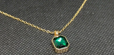 Collar colgante esmeralda tono dorado cuadrado cristal verde para mujer y niña  Foto 1 de 4
