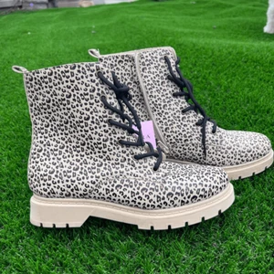 Botas de combate Serra para mujer con estampado animal al tobillo cremallera lateral leopardo talla 7 nuevas con etiquetas - Imagen 1 de 8