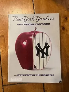 1981 NEW YORK YANKEES SIGNED YEARBOOK Larry Milbourne Auto - Picture 1 of 4