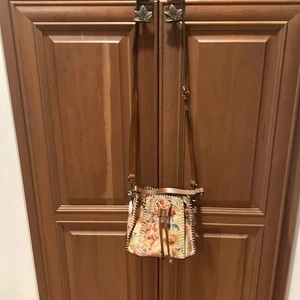 NEU Patricia Nash Leder Xena Kordelzug Crossbody Aegean Bloom - Bild 1 von 10