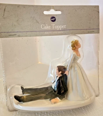 Wilton Cake Topper Now I Have You Bride arrastrando novio al alter 4' de alto Foto 1 de 4