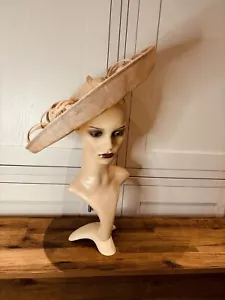 Hatinator Grande Dorado Beige Sinamay y Pluma Ala Ancha Circular Ocasión - Imagen 1 de 21