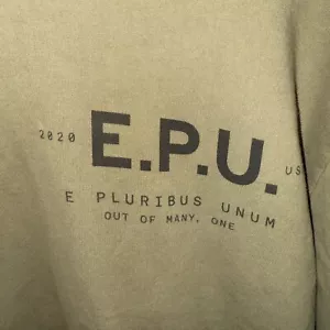 2020 E.P.U. E PLURIBUS UNUM AUS VIELEN, EIN PULLOVER MIT RUNDHALSAUSSCHNITT. Gut gemacht! OBO - Bild 1 von 8