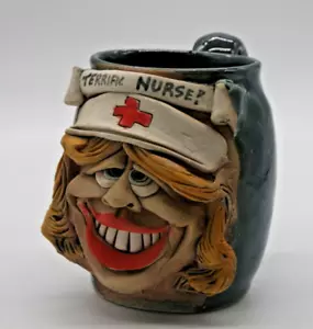 Tazza ceramica artistica Nurse Funny Face Jac Genovese 2013 "Terrifida infermiera" firmata - Foto 1 di 12