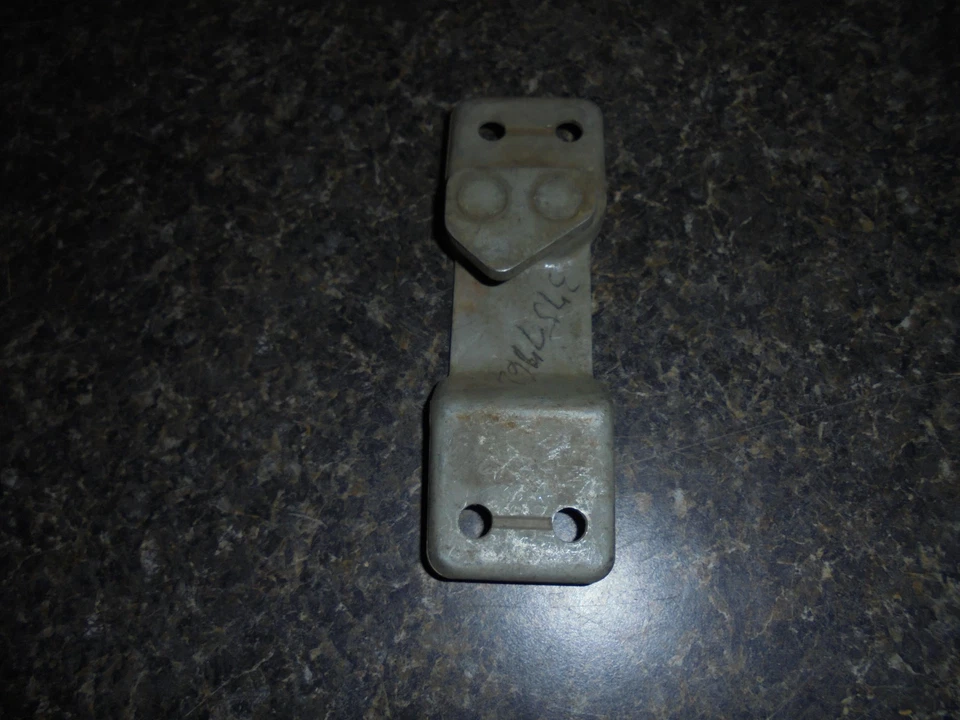 1960-1961 CHEVROLET TRUCK DOOR LOCK STRIKER RH SIDE NOS 3757762, 60-61 GMC - Imagem 1 de 1