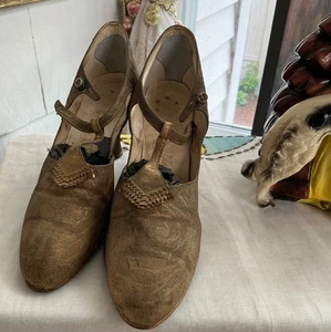 ANTIQUE A LA GAVOTTE LADIES 192O’S GOLD SILK EVENING SHOES FROM PARIS - Picture 1 of 14