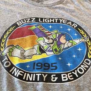 Camiseta Disney Pixar Toy Story Original Buzz Lightyear 1995 Gris Grande De Colección - Imagen 1 de 13