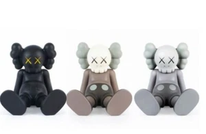Set di 3 figure in vinile Kaws Holiday Taipei 7 pollici grigio marrone nero limitate rare - Foto 1 di 4
