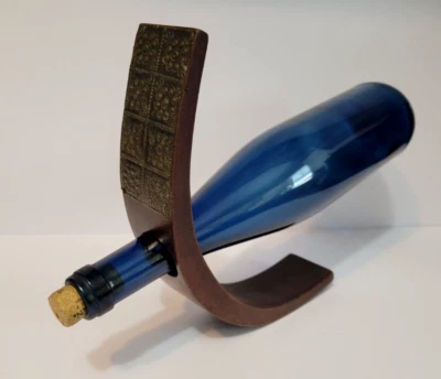 Portabotellas de Vino de Madera Cubierta de Metal Decorativa Vintage con Botella de Vino Azul Foto 1 de 4