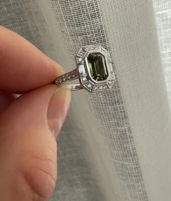 Anillo de compromiso de plata de ley 925 con halo de peridoto creado en laboratorio corte esmeralda de 1,5 quilates Foto 1 de 4