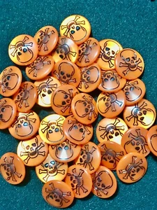 SKULL & CROSSBONES PLASTIC BUTTONS/SEWING SUPPLIES/DOLL MAKING/6 PIECES - Picture 1 of 7