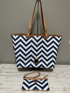Dooney & Bourke Signature Logo Navy Chevron Vachetta Leather Large Shopper Tote - Bild 1 von 13