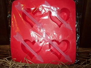 NEW VALENTINES SET OF 2 TRAYS  1 3/4" x 3/4" LOVE HEART SHAPED w ARROW ICE CUBES - Picture 1 of 3