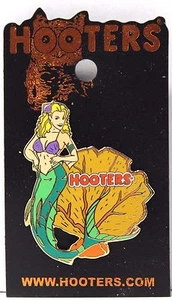 PIN SOLAPA CORAL BELLEZA SIRENA RUBIA ALETAS VERDES RESTAURANTE HOOTERS - Imagen 1 de 2