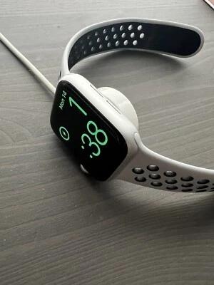 Apple Watch Series 4 40 mm estojo de alumínio prata com pulseira esportiva branca - Imagem 1 de 4