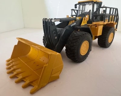1:50 John Deere 944K Diecast Loader Prestige Collection By Ertl - Image 1 of 4