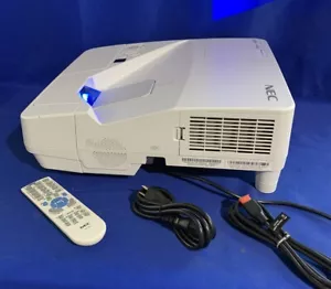 NEC UM351W UST Ultra-Kurzdistanzprojektor 3500 ANSI ~ 71-85% Lampenlebensdauer *lesen* - Bild 1 von 10