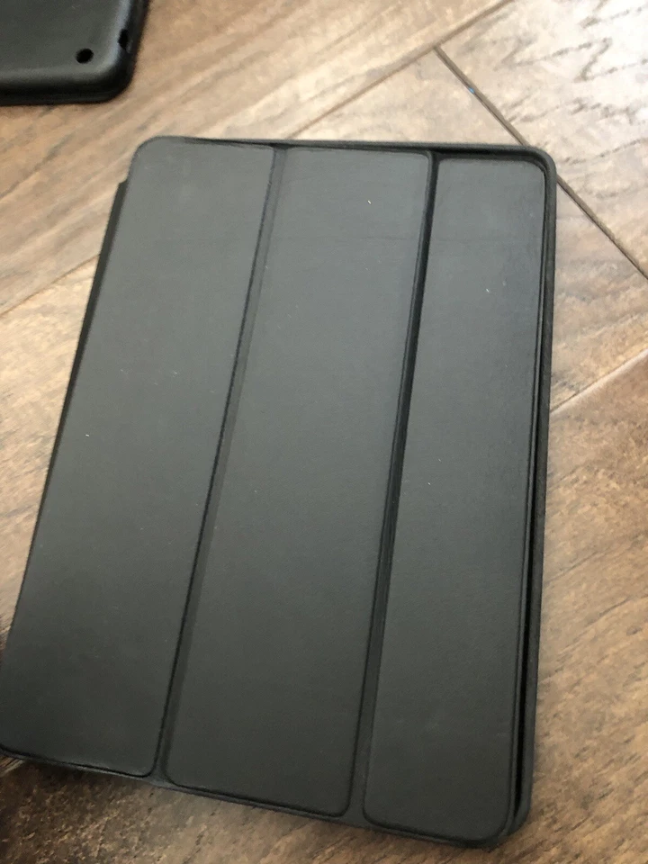 Apple 10.5" Smart Cover Case - Folio Gray (MU7P2ZM/A) - Image 1 of 4